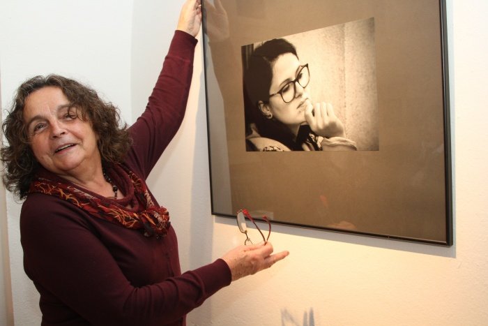Predsednica Društva ljubiteljev fotografije  Krško Jožica Mikek Veber je lastnoročno obesila portretno fotografijo  Tilna Žagarja. (Foto: I. Vidmar)