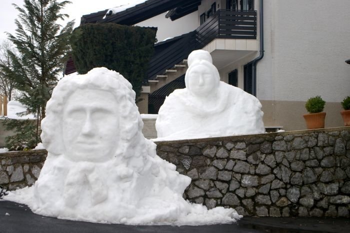 Sneženi France Prešeren in Julija, ki ju je pred leti izdelal novomeški kulturnik Rudi Škof. (Foto: L. M., arhiv DL)