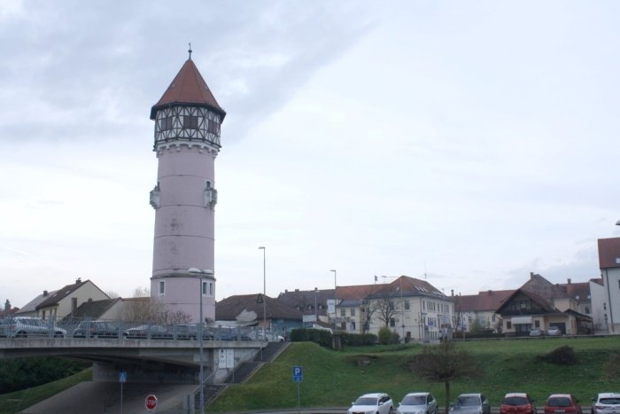 Vodovodni stolp je znamenitost Brežic (na fotografiji). Podoben stolp je v Sloveniji edino še v Kranju, kjer ga prebivalci tudi omenjajo s ponosom. (Foto: M. L.).
