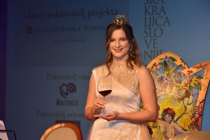 Nova slovenska vinska kraljica s kozarčkom rujnega.