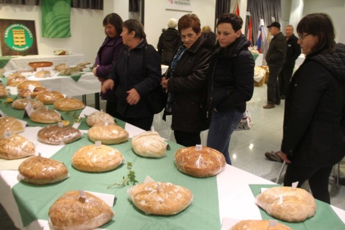 Društvo podeželskih žena Tavžentroža je pripravilo že osmo razstavo kruha.
