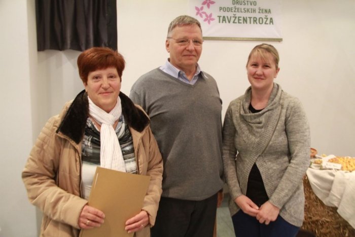 Jožica Kastelic, Jože Senegačnik in Danica Kozlevčar (levo) so prejeli vse možne točke. Namesto Jožice je na sliki njena hči Vanja Kresal.
