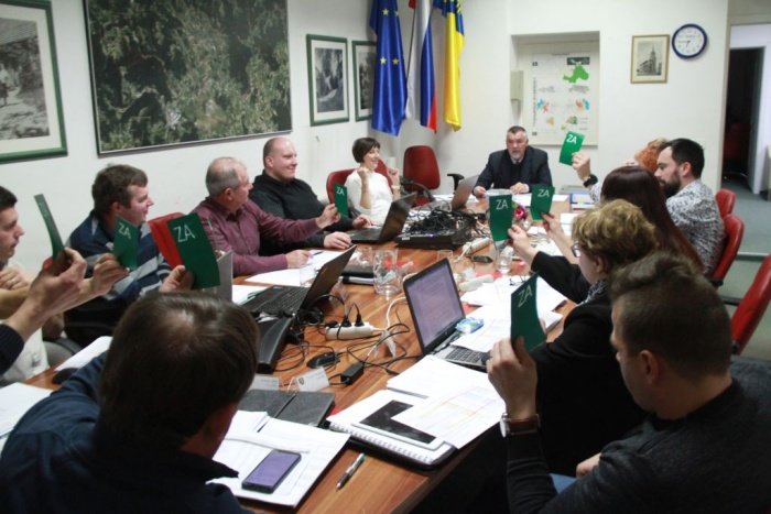 Svetniki so z dvigom zelenega kartončka takole soglasno potrdili letošnji proračun. (Foto: R. N.)