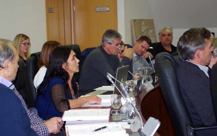 Svetnik Andrej Mikec (v sredini) je zastavil vprašanja glede OPN.