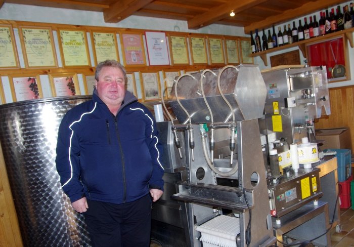 Franci Matko je v zidanici v Lepistanu uredil tudi polnilnico vin.