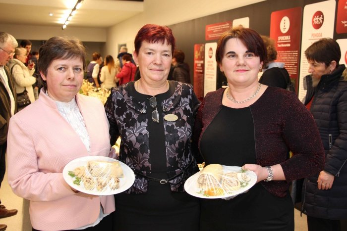 Zlati Ljuba Hočevar (levo) in Branka Matko (desno), v sredini je Jelka Krivec, predsednica mirnopeškega društva podeželskih žena.