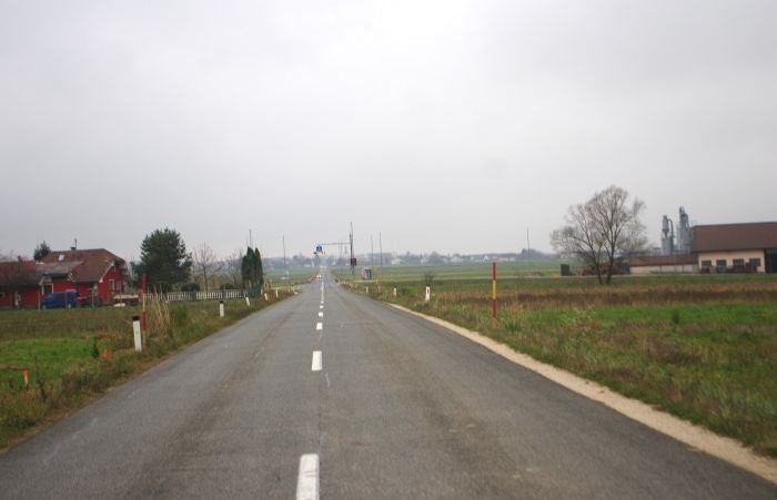 Državna cesta iz Šentjerneja proti Prekopi in Kostanjevici je zelo prometna in nevarna.