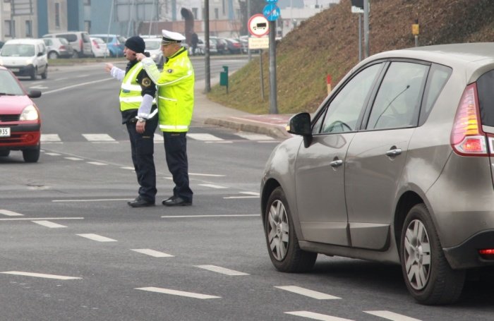 Mladi policisti so v okviru usposabljanja danes na Seidlovi cesti v Novem mestu fizično usmerjali promet. (Foto: PU Novo mesto)