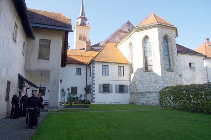 Frančiškanski samostan ob cerkvi sv. Lenarta. Patri se danes spominjajo predhodnika Matije Kastelca.