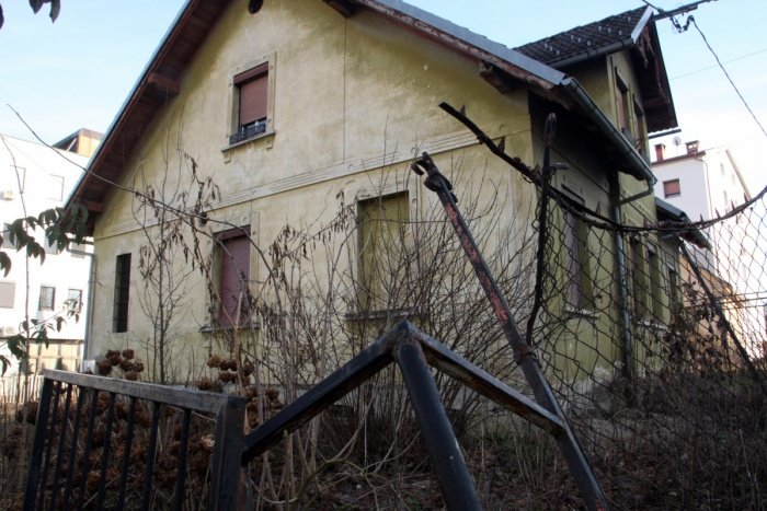 Hiše v Klemenčičevi ulici že nekaj let nihče ne vzdržuje. Ograja se je že delno podrla, poleti pa je vsa parcela močno zaraščena. (Foto: B. B.)