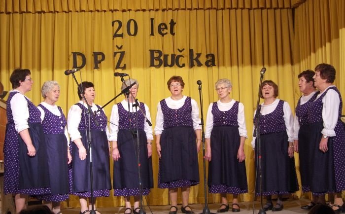 Ljudske pevke Čebelice iz Mirne Peči so na Bučko prinesle ubrano pesem in dobro voljo.