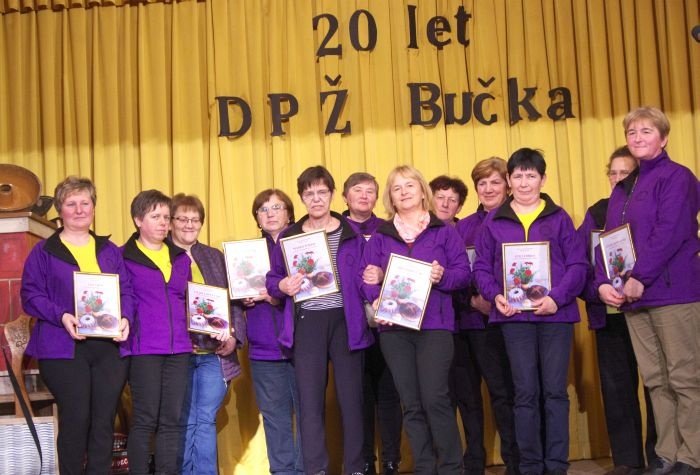 Članice Društva podeželskih žensk Bučka od vsega začetka, to je 20 let. Zaslužile so si posebno priznanje.