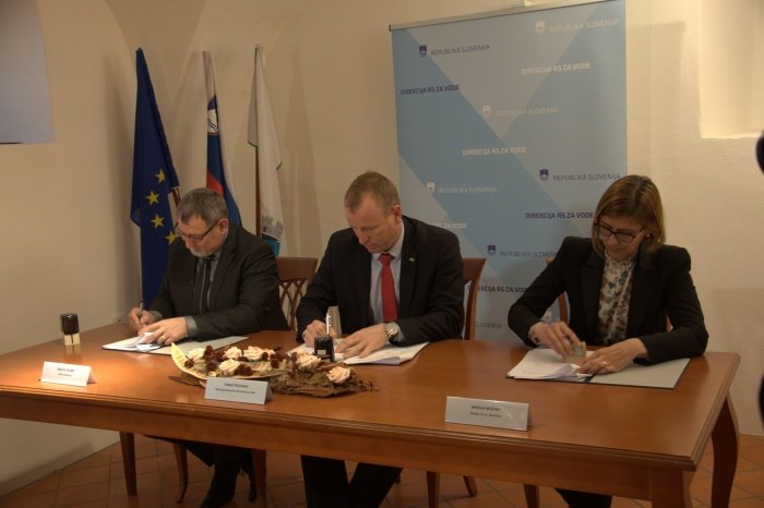 Podpis pogodbe (Foto: Občina Sevnica)