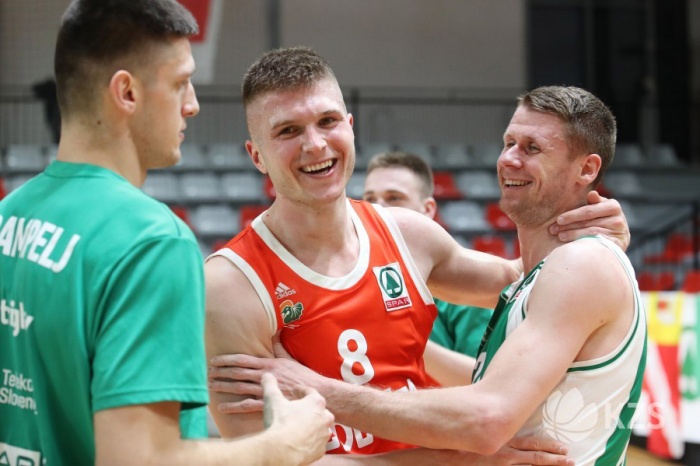 Kljub bolečemu porazu so Edu Muriću, junaku Ljubljančanov, po tekmi športno čestitali tudi Krkini košarkarji. (Foto: A.F./KZS)