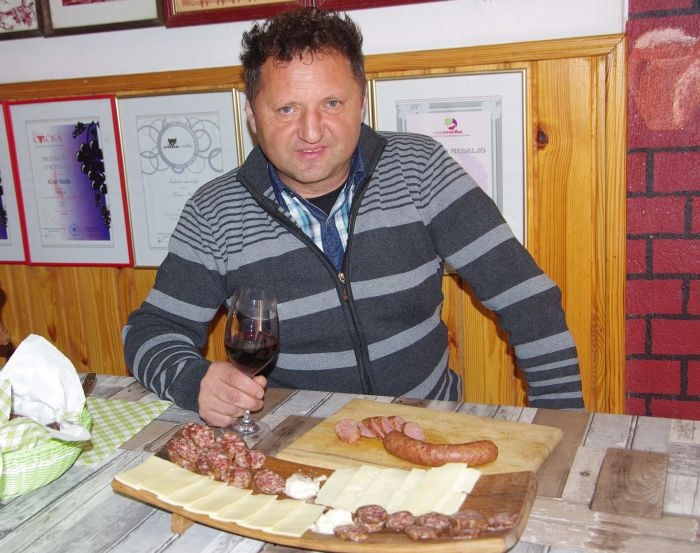 Marko Kirar z modro frankinjo, domačimi klobasami in kruhom iz vinskih droži - vse njegovo delo.