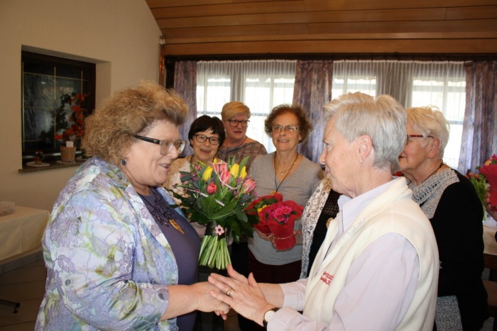 Branka Bukovec (levo) je čestitala Anici Korasa (desno) in se ji zahvalila za zgledno vodenje gabrske skupine Gospodične. (Foto: M. L.)