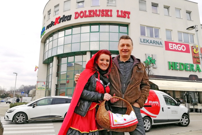 Jože Lenart je z veseljem odprl vrata Dolenjskega lista urednici radia Veseljak (Rdeči kapici) z ekipo