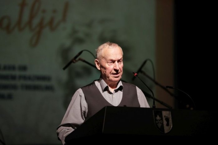  Slavnostni govornik na letošnji medobčinski proslavi ob slovenskem kulturnem prazniku je bil Maks Franc Kurent ,  predsednik Kulturnega društva Mavrica Šentrupert.