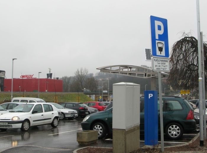 Parkirišča ob zdravstvenih ustanovam naj bodo namenjena le uporabnikom le-teh. (Foto: M. M., arhiv DL)