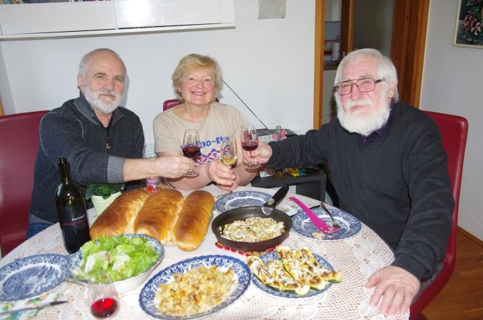   Dobrote iz Mirjamine kuhinje so okusili in ocenjevali novinarji – ob gostiteljici še njen mož Tone Jakše (na desni) in Milan Markelj (na levi), ki so tudi nazdravili 70-letnici  Dolenjskega lista.