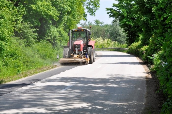 Cesta v Ostrogu v ponedeljek kljub registraciji traktorjev ostaja prevozna. (Ilustrativna fotografija, arhiv DL)