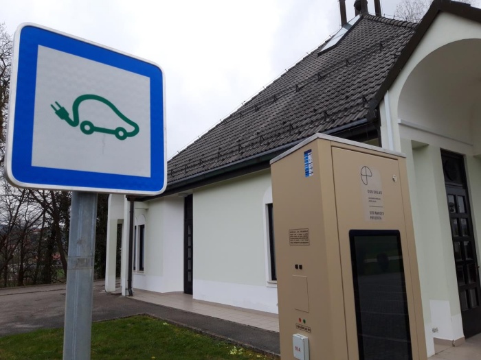 Tudi v Šentrupertu imajo polnilno postajo za električna vozila: (Foto: spletna stran občine Šentrupert)
