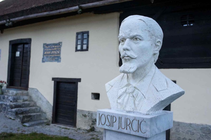 Josipu Jurčiču so se sinoči, na predvečer njegovega rojstnega dne tradicionalno poklonili na Muljavi. (Foto: G. S.)