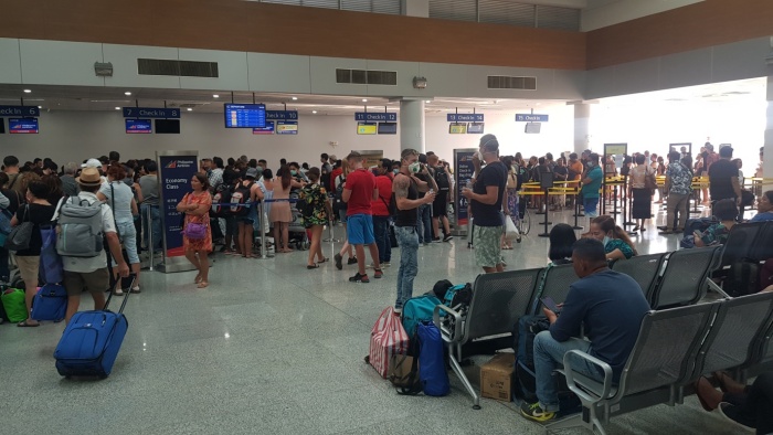 Na letališčih je bila gneča, saj so se številni želeli čimprej vrniti domov. (Foto: P. K.)