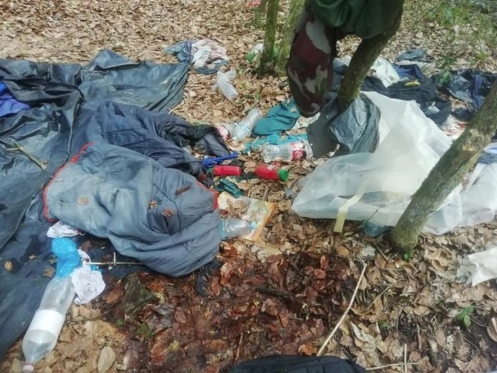 Pred dnevi so v šentjernejski občini v gozdu odkrili migrantski kamp, na tleh pa je bilo kup oblačil, ležalk, steklenic ... (Foto: DolenjskaNews)
