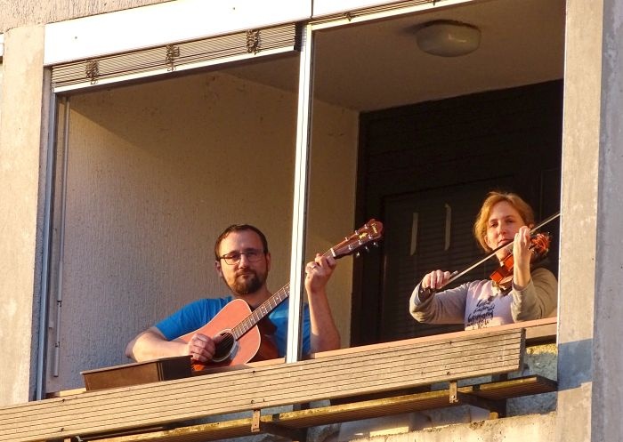 Andrej Karlič in Ana Markelj Karlič igrata na balkonu na USG. (Foto: L. M.)