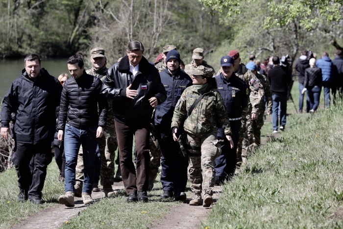 Predsednik Borut Pahor z vojaki na južni meji  (foto: Daniel Novakovič/STA)