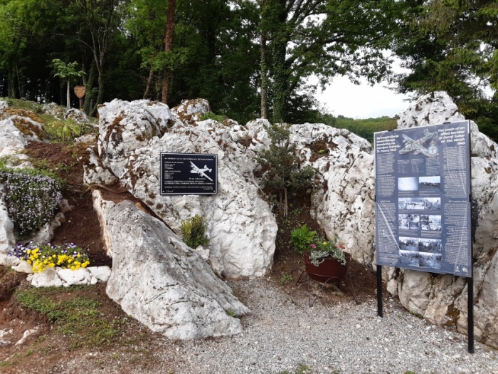 Spominska plošča na Gornjem Suhorju pri Vinici, posvečena zavezniškim letalcem (Foto: Alojz Puhek in Tomislav Urh)