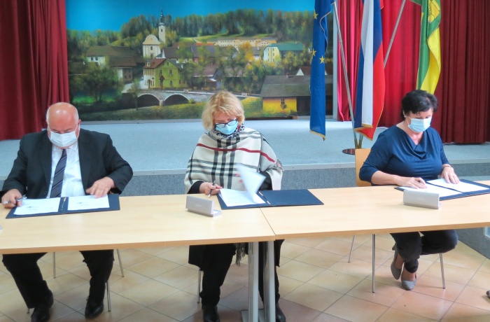 Podpisovanje pogodbe za novo krožišče v Dobruški vasi, ki bo vstop in izstop v novo škocjansko industrijsko cono.