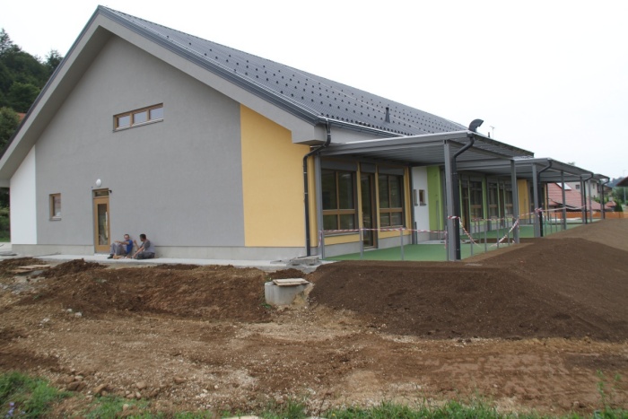 Novi vrtec v Šentlovrencu sameva, septembra naj bi ga vendarle odprli. (Foto: R. N.)