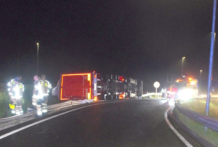 Romunski tovornjakar na avtocesti trčil v varovalno ograjo 