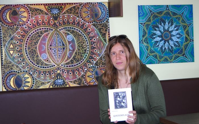 Nastja Vidmar s svojim pesniškim prvencem Kontemplacije ob svoji slikarski razstavi v Čajarni, ki je tu še vedno na ogled.