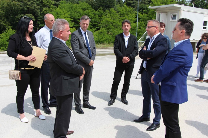 Minister Andrej Vizjak si je ogledal deponijo podjetja Cerod v Leskovcu. (Foto: M. Ž.)