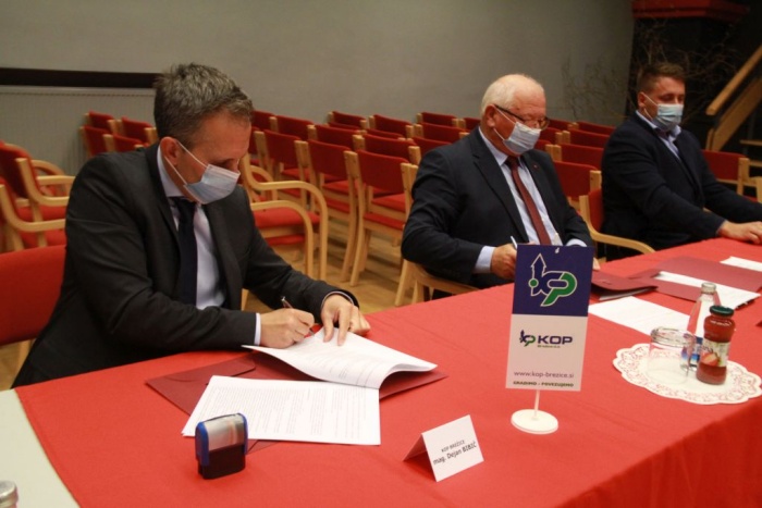 Župan Anton Maver je včeraj s predstavnikom podjetja Komunalne gradnje Grosuplje Alešem Zavirškom in direktorjem podjetje KOP Brežice Dejanom Bibičem podpisal pogodbe za ureditev osmih odsekov v skupni višini 173.000 evrov.