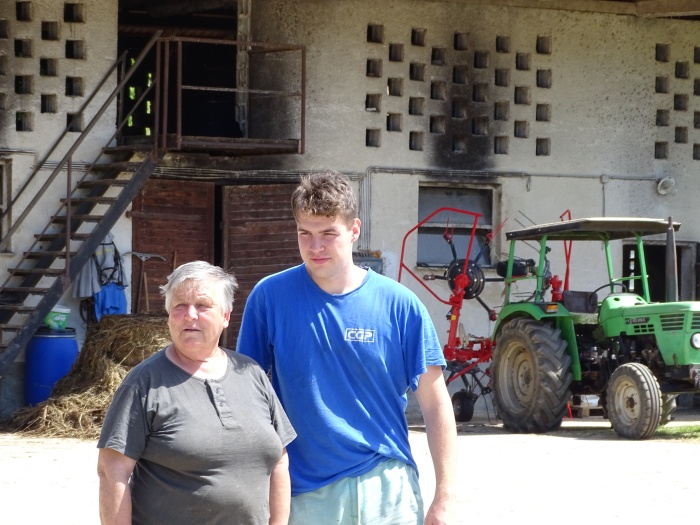 Babica Marija Bohte in vnuk Amadej Vovk živita v zadnji hiši ob gozdu v vasi Zavinek.