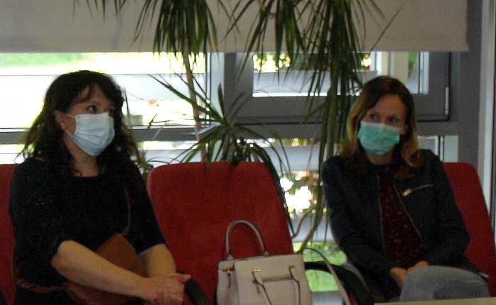 Direktorica Zdravstvenega doma Črnomelj Eva Čemas (levo) na seji občinskega sveta Semič 27. maja. (Foto: M. L.)