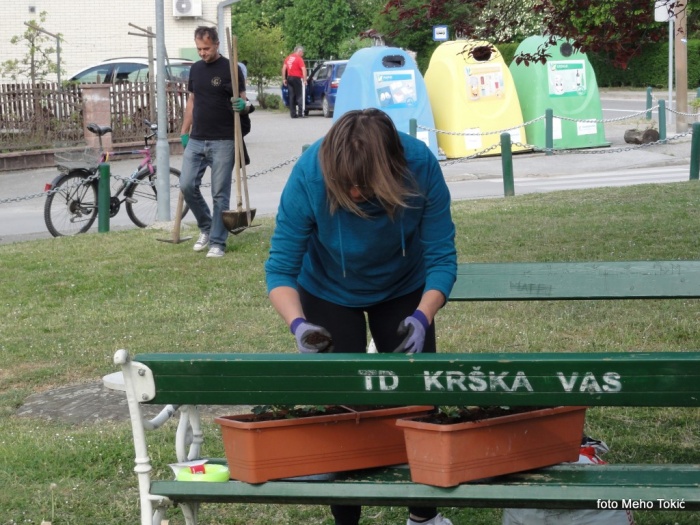 Hujšega mraza najbrž to pomlad ne bo več, so rekli v Turističnem društvu Krška vas, in zato na delovni akciji pred prvim majem posadili zunanje rože. (Foto: M. L.)