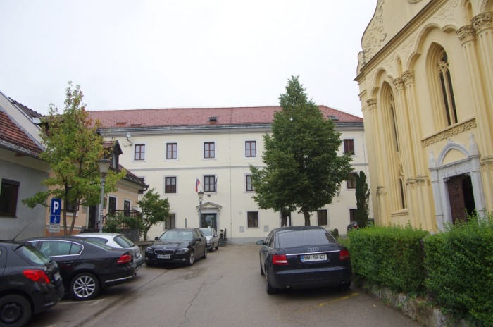 Stavba na mestu nekdanje gimnazije, v kateri je danes Glasbena šola Marjana Kozine Novo mesto.