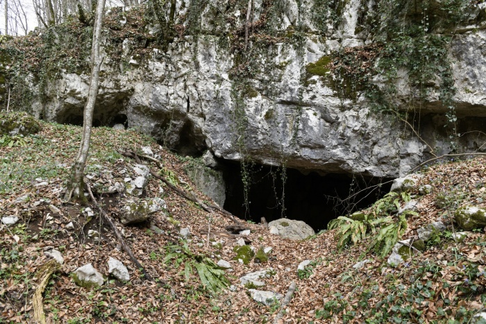 Spodmol Lukenjske jame z globoko arheološko sondo pred njim.