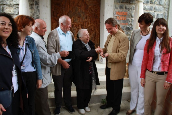 Prejšnja lastnika Marija in Sergej Kerševan sta predala ključe.