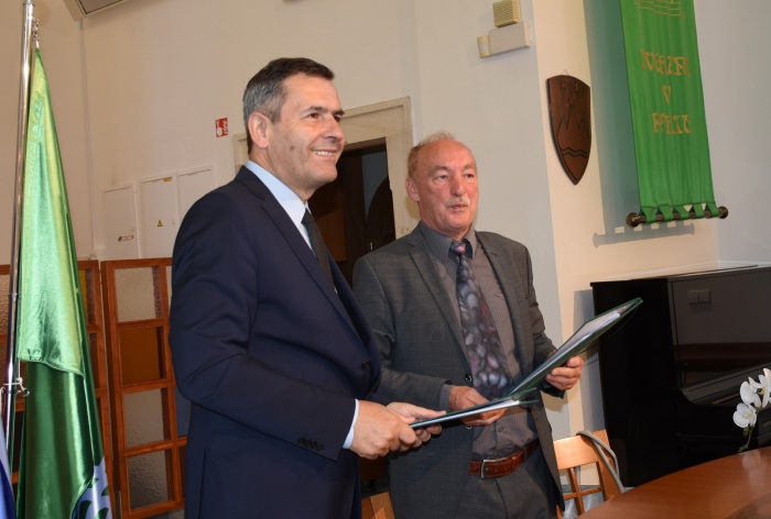 Župan Miran Stanko je pogodbo za gradnji prizidka knjižnici podpisal z Dragom Muhičem, direktorjem novomeška podjetja GPI Tehnika. (Foto: Občina Krško)