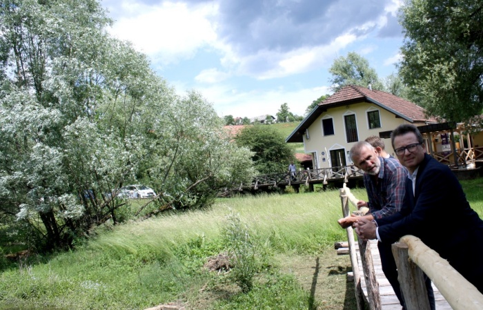 Riko Zupančič (levo) je ministra seznanil z opaznim onesnaženjem vode ob izviru, (Foto: M. L.)