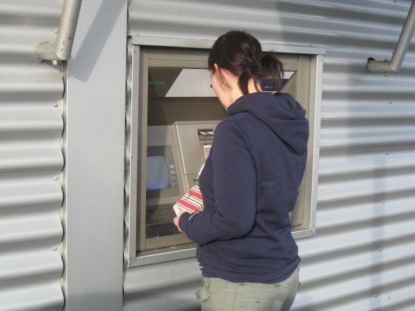 V marsikaterih krajih po zaprtju poslovalnic ostajajo le še bankomati. (Ilustrativna fotografija, foto: arhiv DL)