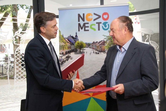 Pogodbo sta podpisala župan Gregor Macedoni in direktor podjetja Malkom Marjan Skube. (Foto: M. Ž.)