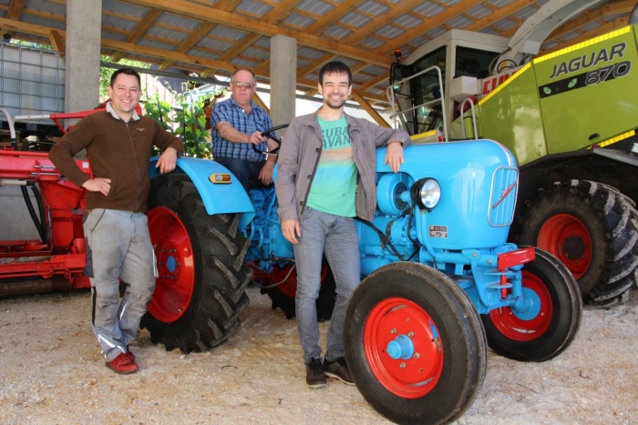 Virčevi moški: Leopold ml. na traktorju starodobniku, levo Miha in desno Janez