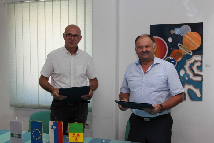 Pogodbo sta podpisala župan Andrej Kastelic in direktor podjetja Komunalne gradnje iz Grosuplja Viktor Dolinšek. (Foto: M. Ž.)